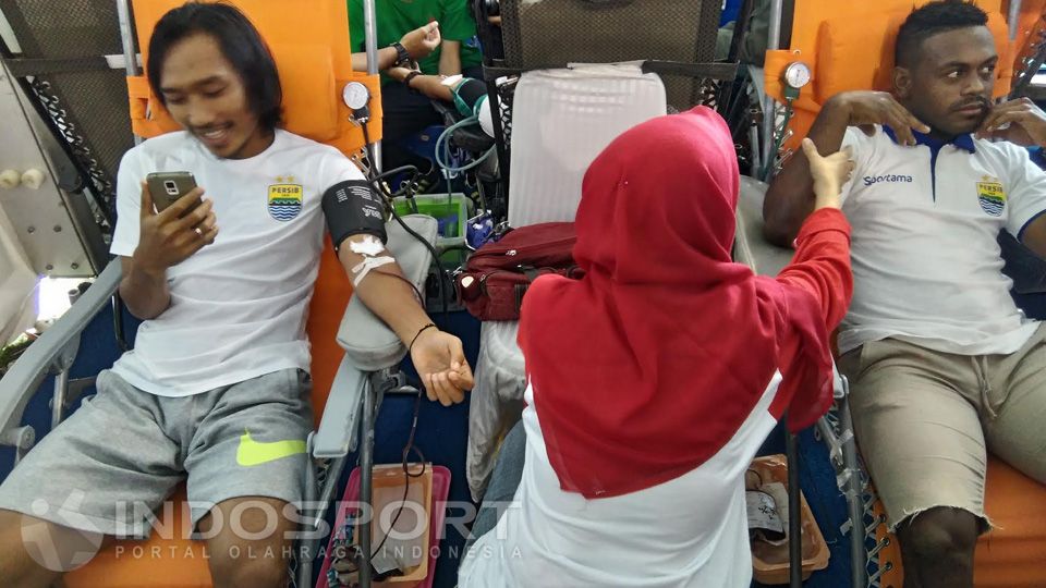 Penggawa Persib Bandung saat mendonorkan darah di Stadion Persib (Sidolig), Ahmad Yani, Bandung. Copyright: © Muhammad Ginanjar/INDOSPORT